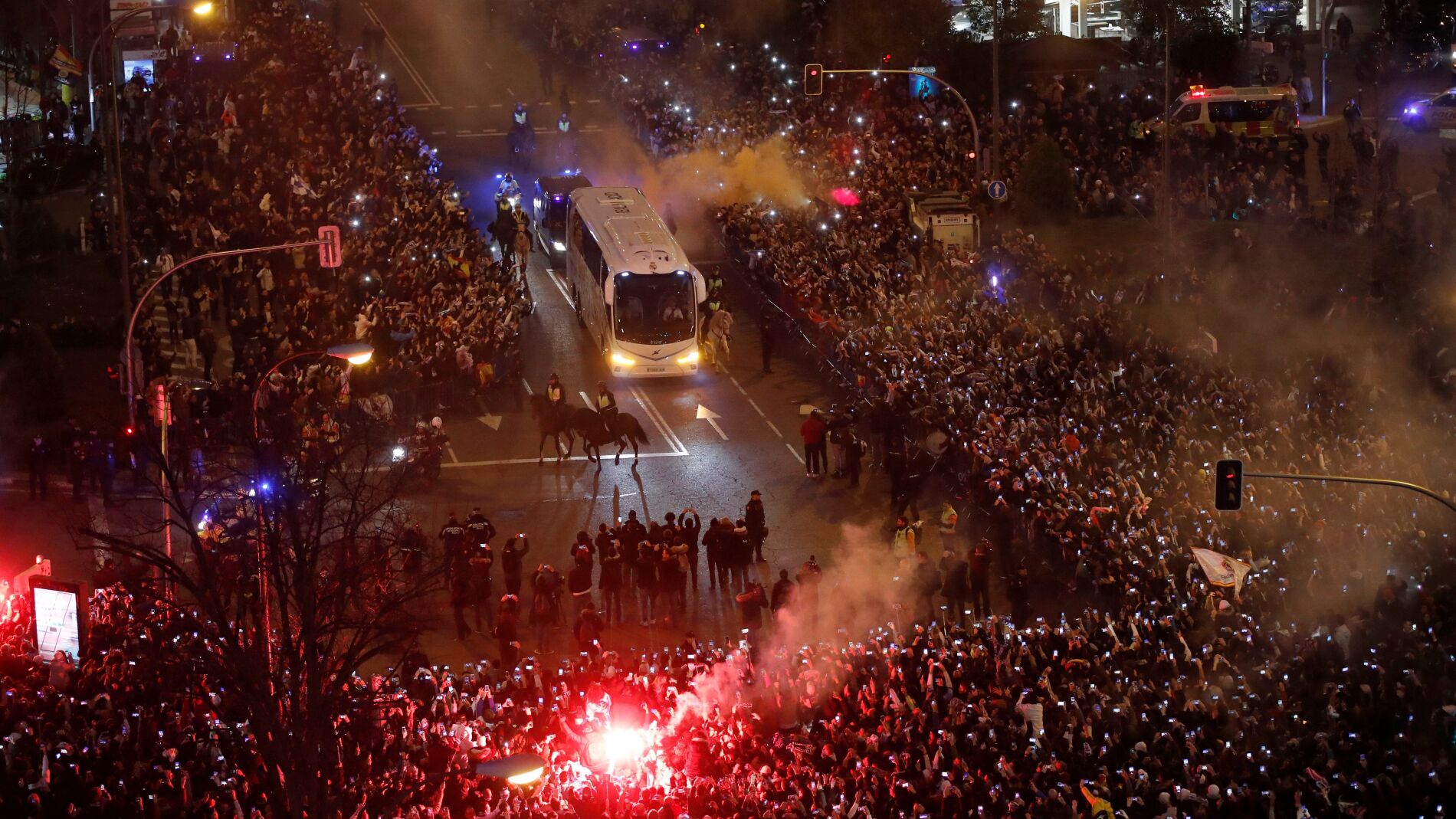 El autob&uacute;s del Real Madrid, antes de llegar al Santiago Bernab&eacute;u