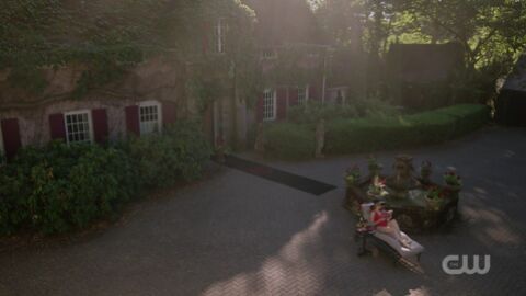 Thistlehouse Thistlehouse 'Riverdale' y 'Crónicas Vampíricas'
