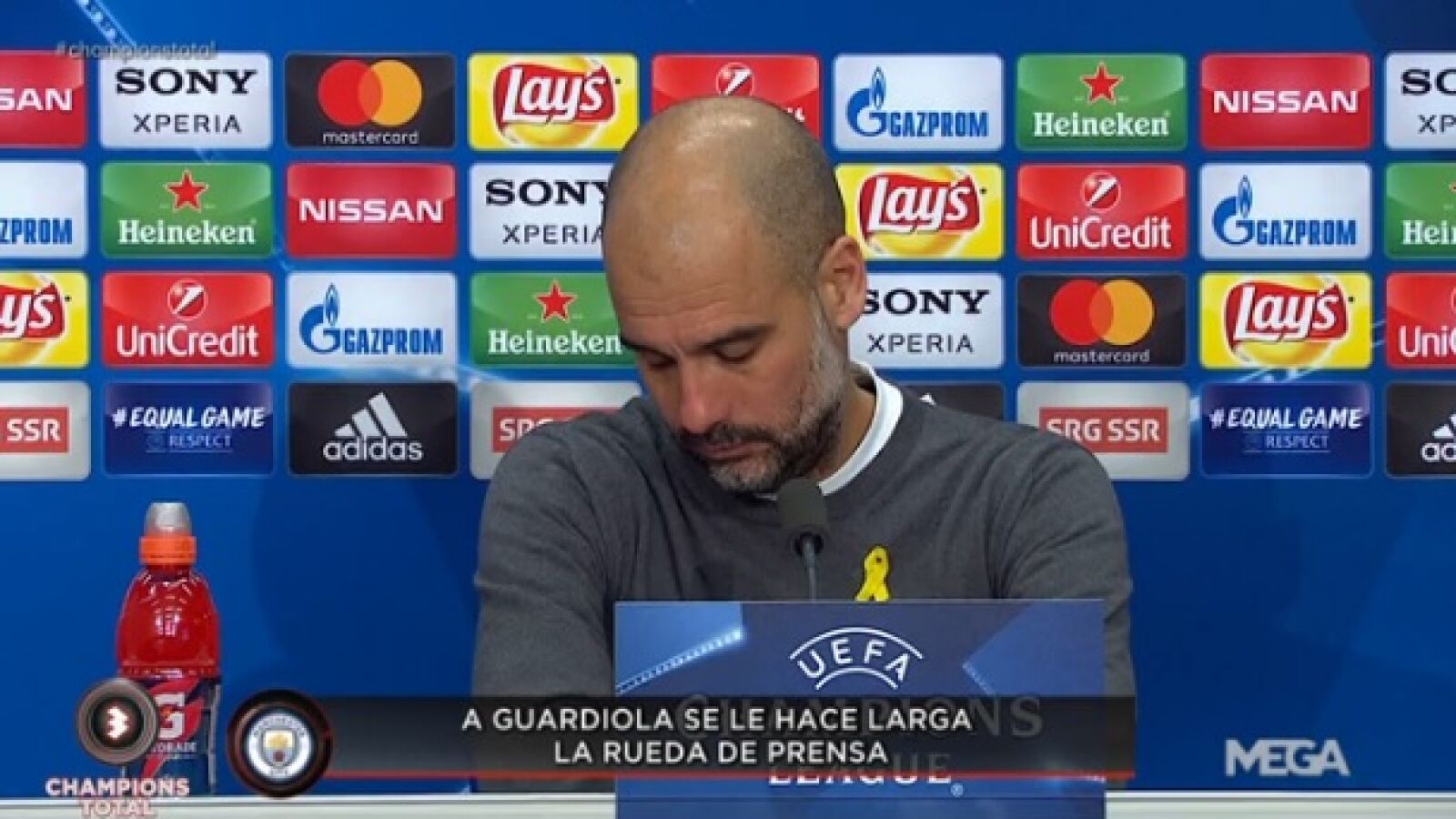 A Guardiola se le hizo larga la rueda de prensa... ¡casi se queda dormido!