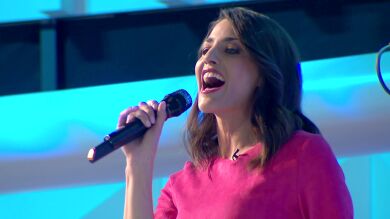 La romántica canción de Laura y la banda que emocionó a los concursantes de 'La ruleta de la suerte'