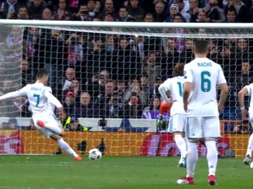 Ferdinand desvela el 'truco' de Cristiano al lanzar el penalti del PSG: ¿golpea el balón dos veces?