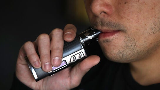 Un hombre fumando de un cigarro electr&oacute;nico