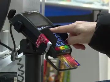 Robaban las tarjetas a clientes de supermercados y antes vigilaban cómo tecleaban el pin Robaban las tarjetas a clientes de supermercados y antes vigilaban cómo tecleaban el pin
