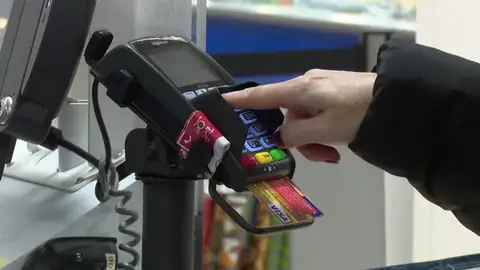 Robaban las tarjetas a clientes de supermercados y antes vigilaban cómo tecleaban el pin Robaban las tarjetas a clientes de supermercados y antes vigilaban cómo tecleaban el pin