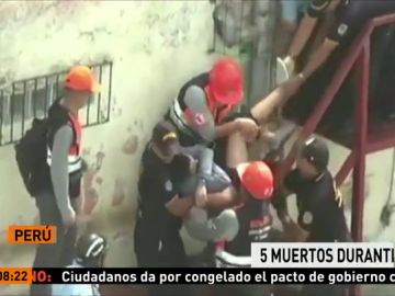 Al menos 5 muertos tras un incendio en un centro de reclusión en Perú