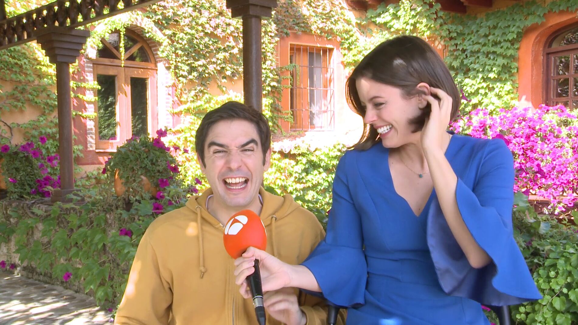 Juanra Bonet se cuela en la entrevista de Adriana Torrebejano y esto fue lo que pas&oacute;