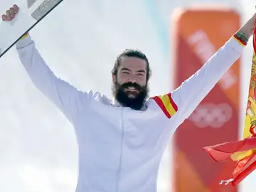 Regino Hernández celebra su bronce en el podio Regino Hernández celebra su bronce en el podio