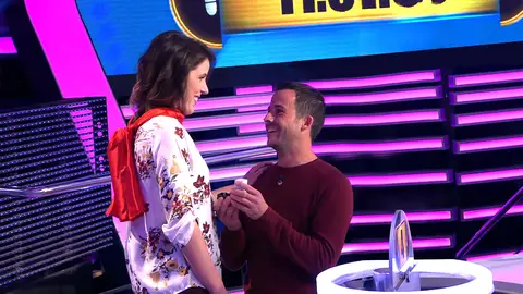 Un concursante de '¡Ahora Caigo!' sorprende a su novia pidiéndole matrimonio en directo ante los ojos de Arturo Valls Un concursante de '¡Ahora Caigo!' sorprende a su novia pidiéndole matrimonio en directo ante los ojos de Arturo Valls