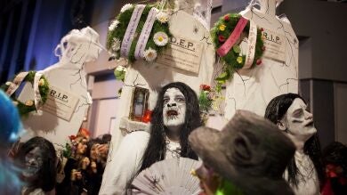Santa Cruz de Tenerife pone fin a sus carnavales con el 'Entierro de la Sardina'