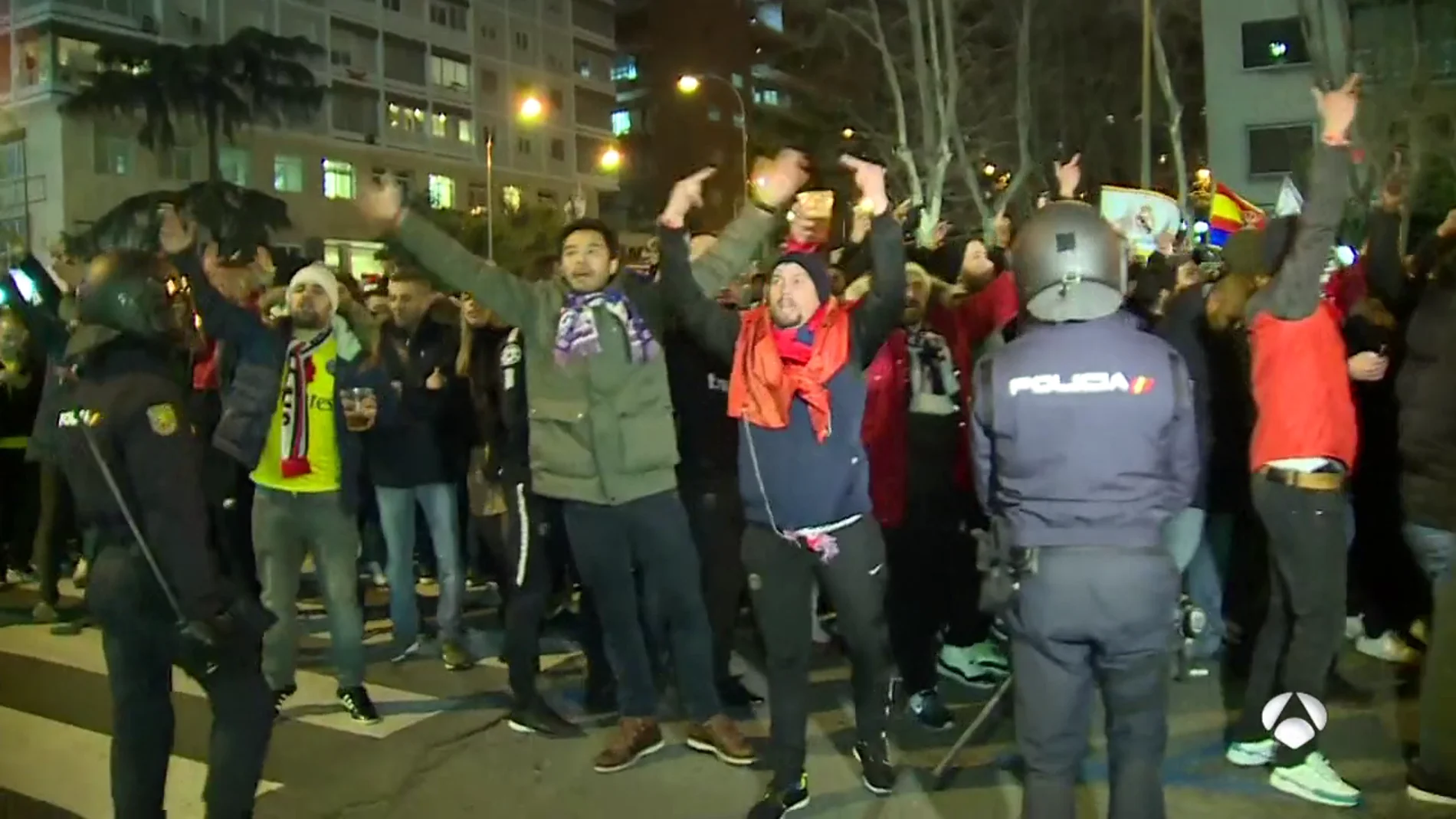 Así fue el paso de los ultras del PSG por Madrid: Bengalas, cánticos y carga policial antes del partido