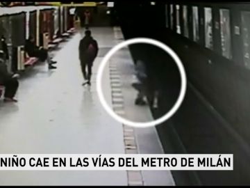 Un niño de dos años cae en las vías del metro de Milán 