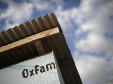 El nombre de Oxfam en un quiosco de distribución de agua en Puerto Príncipe (Haití)