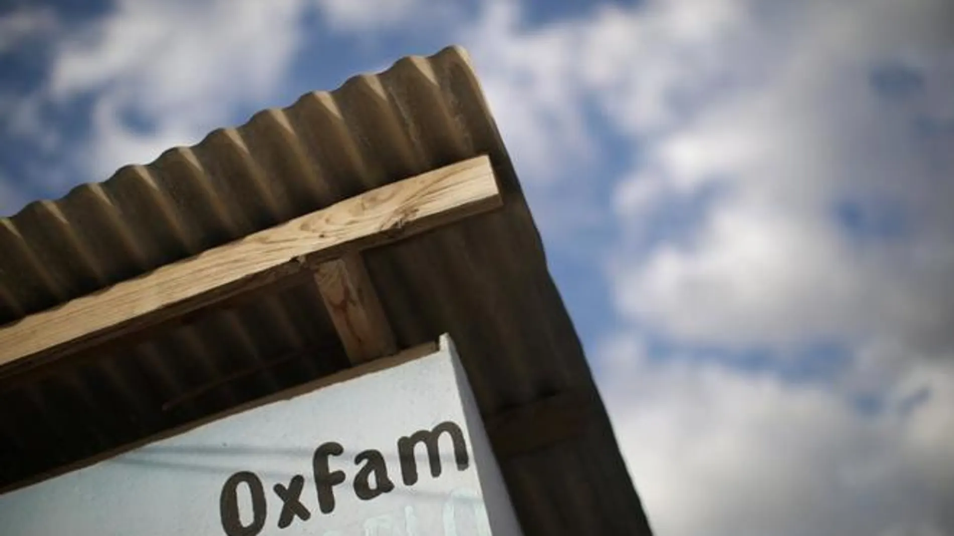 El nombre de Oxfam en un quiosco de distribución de agua en Puerto Príncipe (Haití) El nombre de Oxfam en un quiosco de distribución de agua en Puerto Príncipe (Haití)