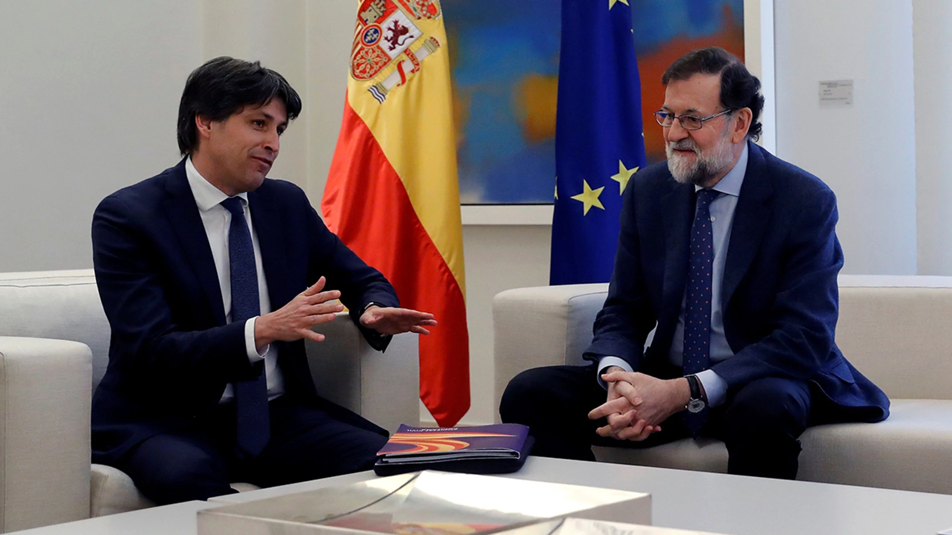 Mariano Rajoy con el presidente de Sociedad Civil Catalana (SCC)