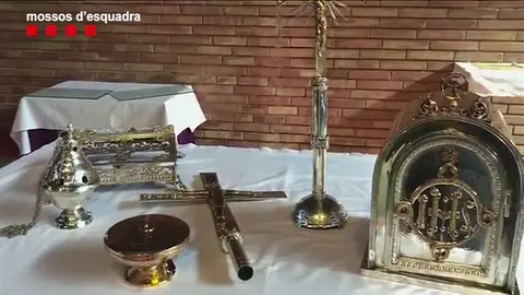 Dos detenidos por estafar a un cura al que trataron de cobrarle 18.000 euros por la restauración de unos objetos religiosos Dos detenidos por estafar a un cura al que trataron de cobrarle 18.000 euros por la restauración de unos objetos religiosos