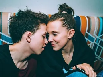 Millie Bobbie Brown y su novio Millie Bobbie Brown y su novio