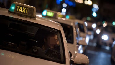 Detectan un presunto fraude con la manipulación de taxímetros y denuncia a dos taxistas en Sevilla