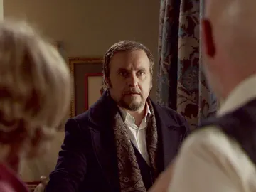 Ortega sorprende a Matilde y Julián a solas en el dormitorio Ortega sorprende a Matilde y Julián a solas en el dormitorio