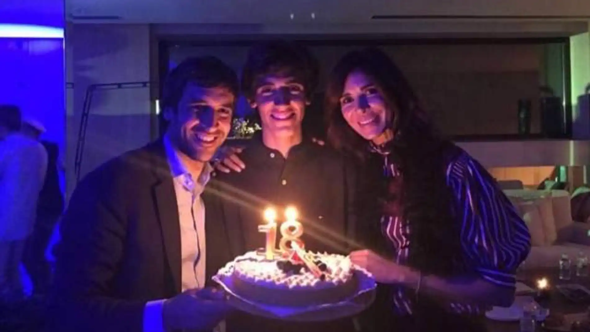 Raúl González y Mamen Sanz junto a su hijo Jorge