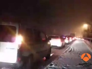 La nieve empieza a cuajar y a dejar complicaciones en las carreteras del norte, especialmente en Cataluña