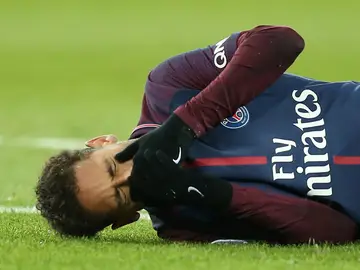 Neymar, dolorido en el suelo Neymar, dolorido en el suelo