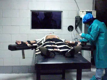 Un médico examina a un preso antes de ser ejecutado Un médico examina a un preso antes de ser ejecutado