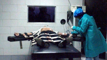 Un médico examina a un preso antes de ser ejecutado