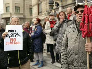 Jubilados se concentran en Bilbao para protestar por las pensiones Jubilados se concentran en Bilbao para protestar por las pensiones