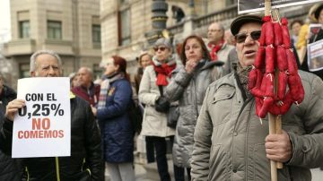Jubilados se concentran en Bilbao para protestar por las pensiones