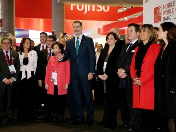 El Rey Felipe VI inaugura el Mobile World Congress acompañado de Soraya Sáenz de Santamaría y Ada Colau