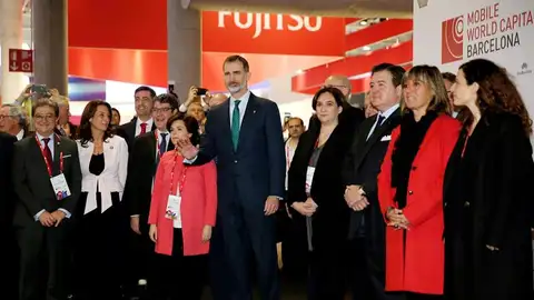 El Rey Felipe VI inaugura el Mobile World Congress acompañado de Soraya Sáenz de Santamaría y Ada Colau El Rey Felipe VI inaugura el Mobile World Congress acompañado de Soraya Sáenz de Santamaría y Ada Colau