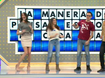 Tres concursantes de 'La ruleta de la suerte' ponen ritmo al programa bailando una canción