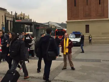 La ANC reparte lazos amarillos a la entrada del MWC La ANC reparte lazos amarillos a la entrada del MWC