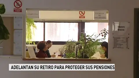 Los funcionarios adelantan su retiro para proteger sus pensiones Los funcionarios adelantan su retiro para proteger sus pensiones
