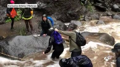 Trasladan al puerto a los ocho turistas que quedaron atrapados en una playa de Tenerife tras el paso de la borrasca