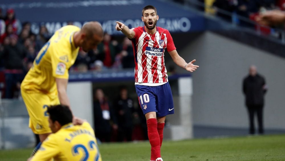 Carrasco da indicaciones durante un partido del Atlético de Madrid