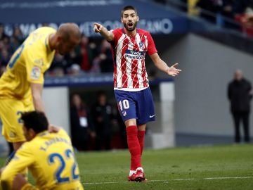 Carrasco da indicaciones durante un partido del Atlético de Madrid