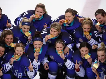 El equipo femenino de hockey hielo celebra el oro conseguido en Pyeongchang El equipo femenino de hockey hielo celebra el oro conseguido en Pyeongchang