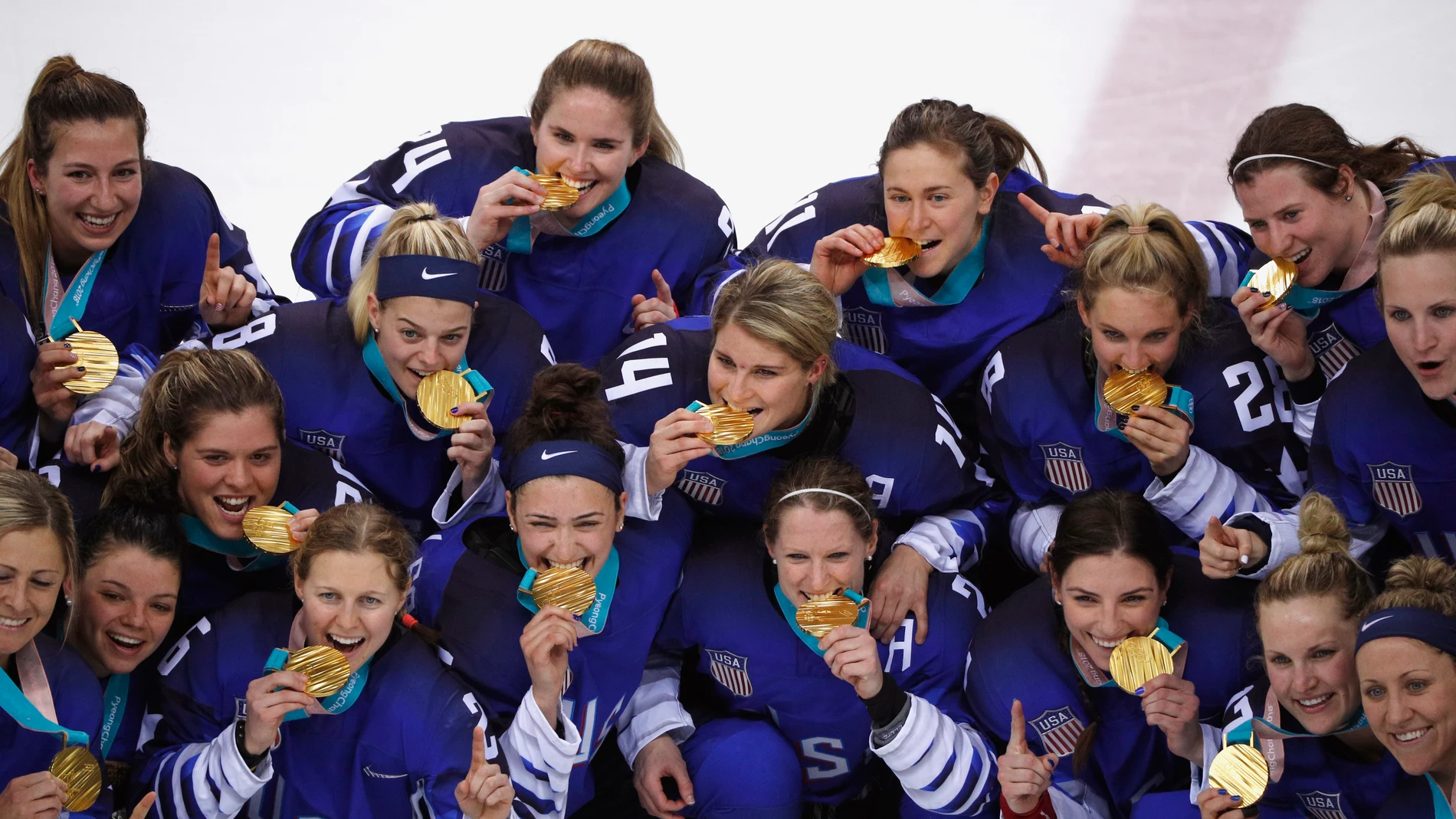 El equipo femenino de hockey hielo celebra el oro conseguido en Pyeongchang El equipo femenino de hockey hielo celebra el oro conseguido en Pyeongchang