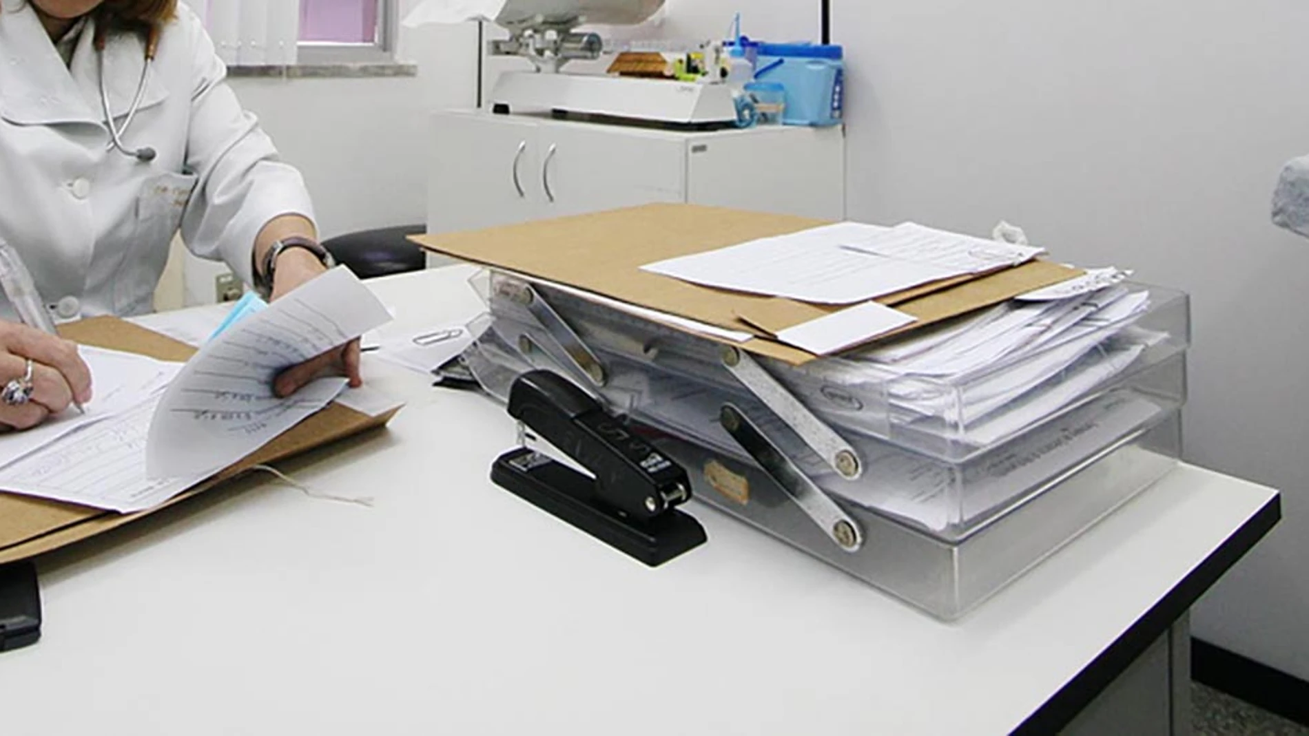 Una pediatra en consulta Una pediatra en consulta