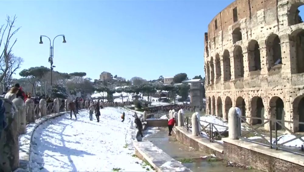 Retrasos en los ferrocarriles y colegios cerrados en Roma tras nevada