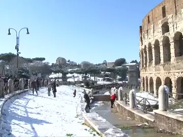 Retrasos en los ferrocarriles y colegios cerrados en Roma tras nevada Retrasos en los ferrocarriles y colegios cerrados en Roma tras nevada