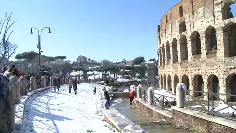 Retrasos en los ferrocarriles y colegios cerrados en Roma tras nevada Retrasos en los ferrocarriles y colegios cerrados en Roma tras nevada