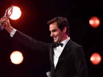 Roger Federer sonríe tras recibir su Premio Laureus Roger Federer sonríe tras recibir su Premio Laureus