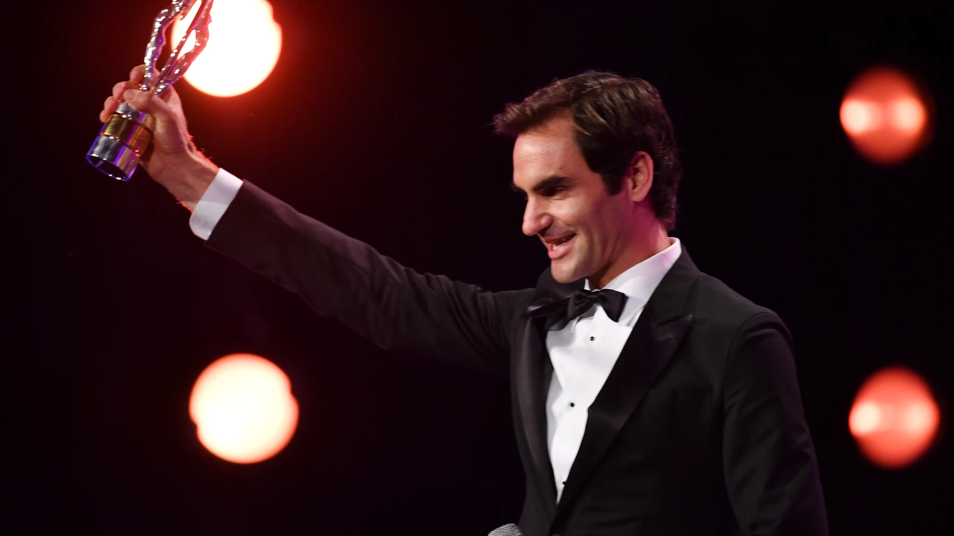 Roger Federer sonríe tras recibir su Premio Laureus Roger Federer sonríe tras recibir su Premio Laureus