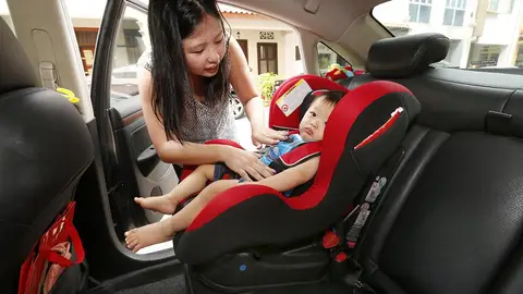 Bebé en una sillita del coche Bebé en una sillita del coche