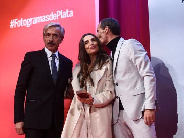 Ángela Molina recogiendo el premio de manos de Imanol Arias y Manuel Bandera