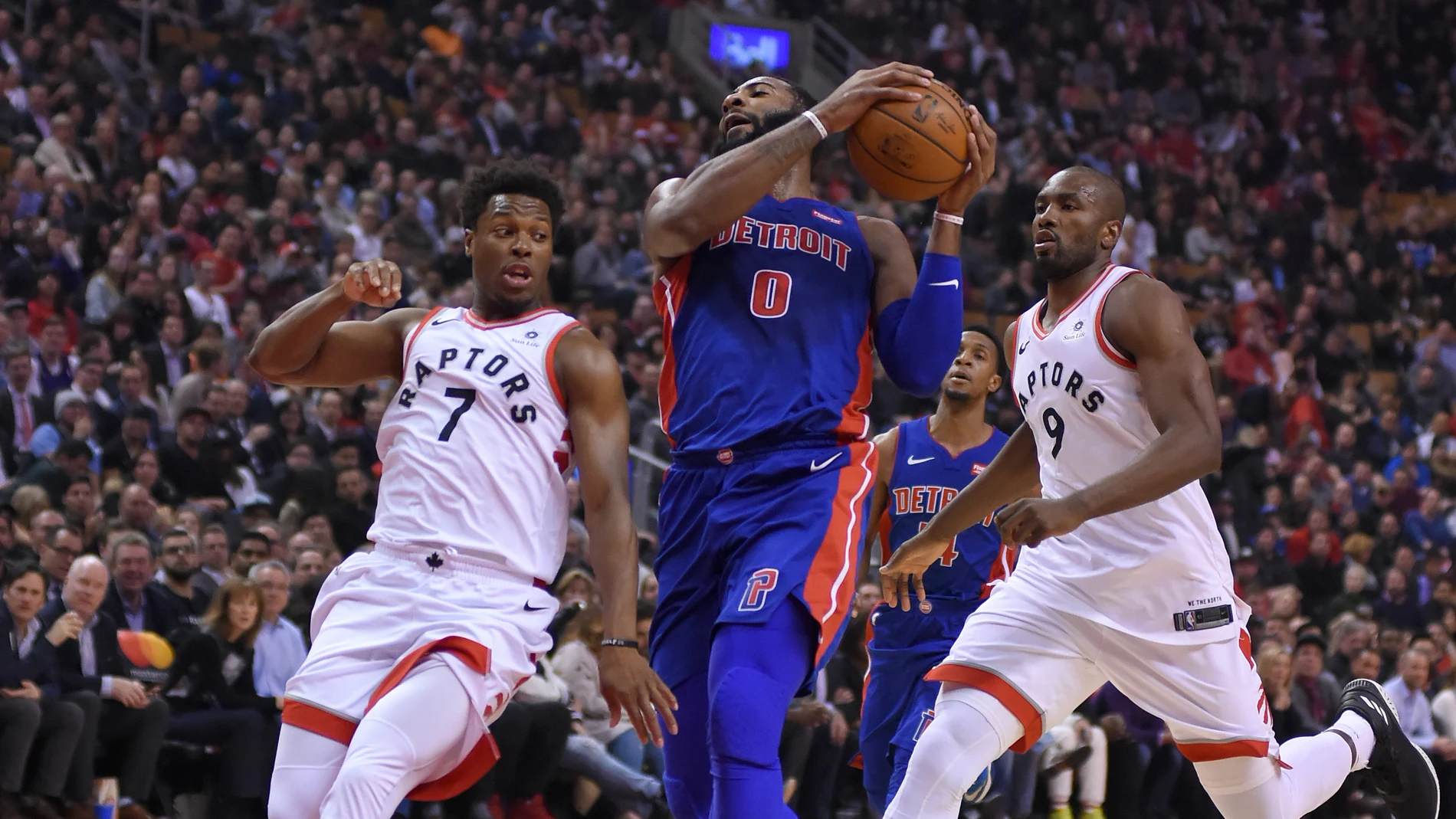 Ibaka y Lowry intentan detener a Drummond Ibaka y Lowry intentan detener a Drummond