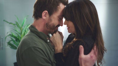 Andrea e Iñaki se dejan llevar por la pasión a pesar de las torpezas del Ministro