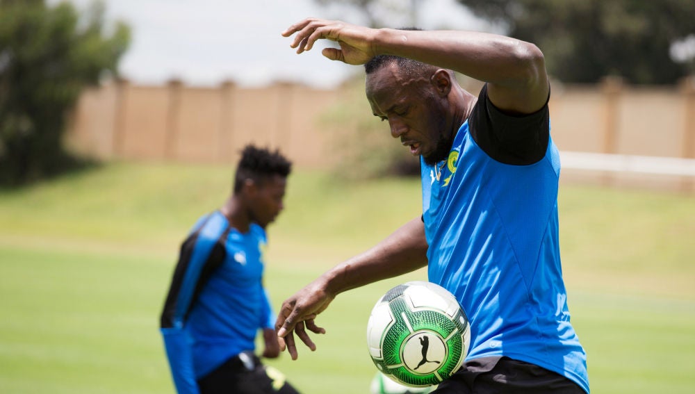 Bolt, jugando al fútbol